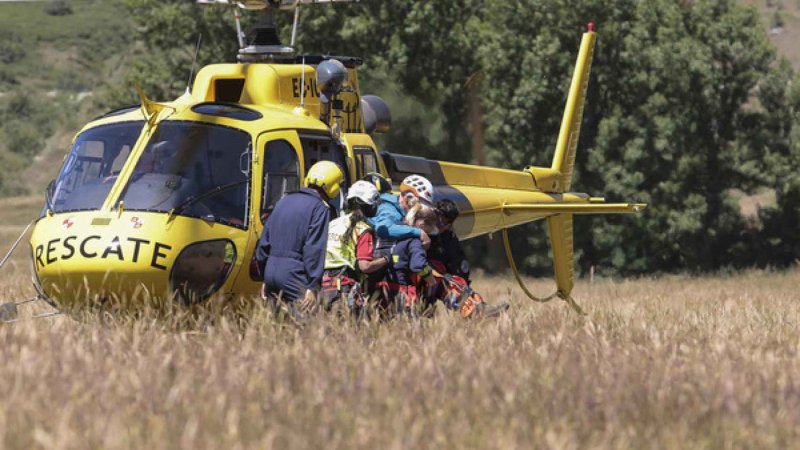 Trasladan en helicóptero a un escalador herido tras sufrir una caída en Cubillas de Arbás